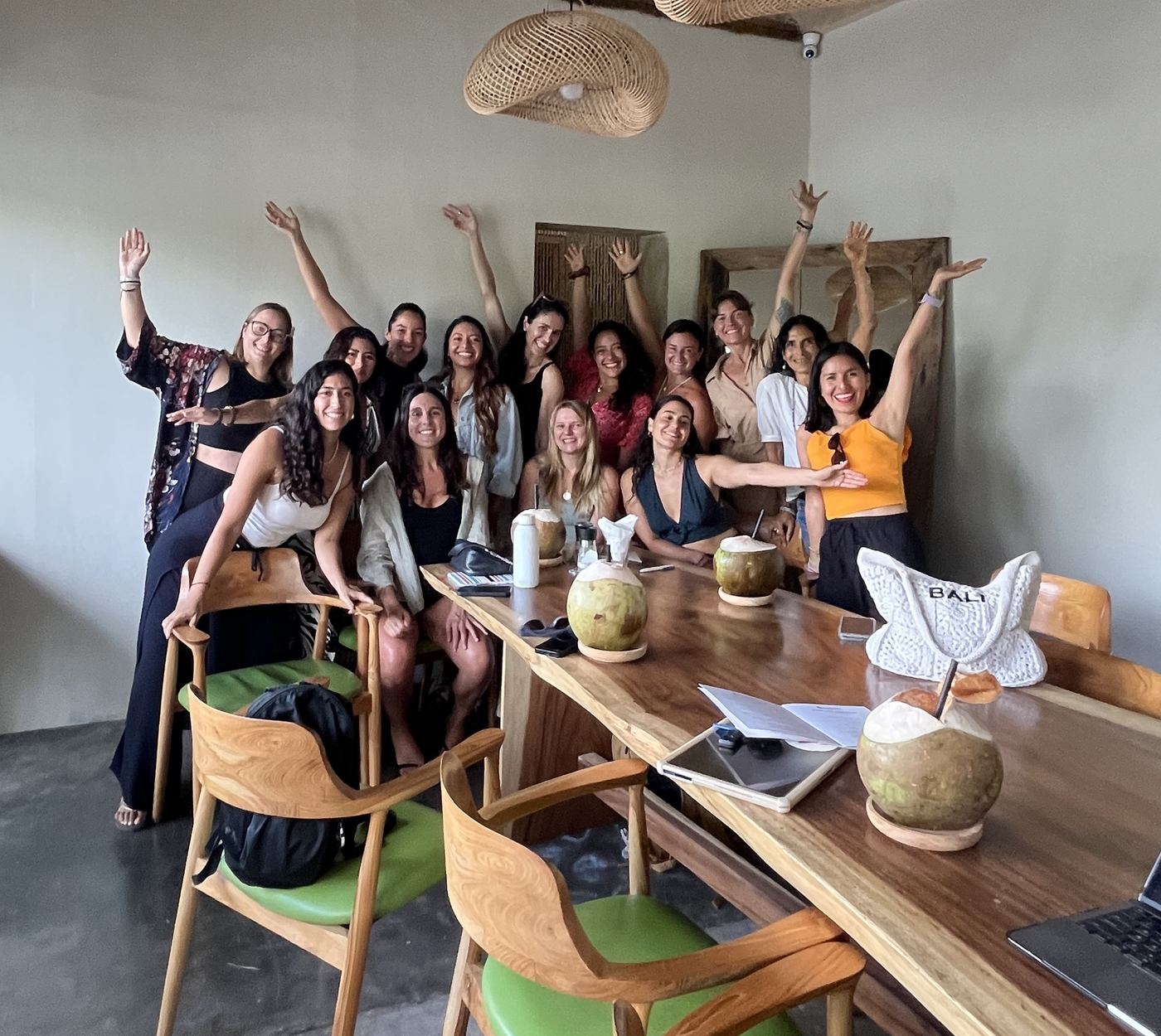 Emprendedoras celebrando con los brazos en alto al final del encuentro