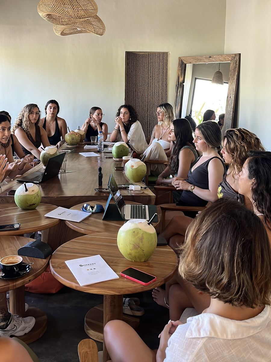 Mujeres conversando alrededor de la mesa durante el encuentro