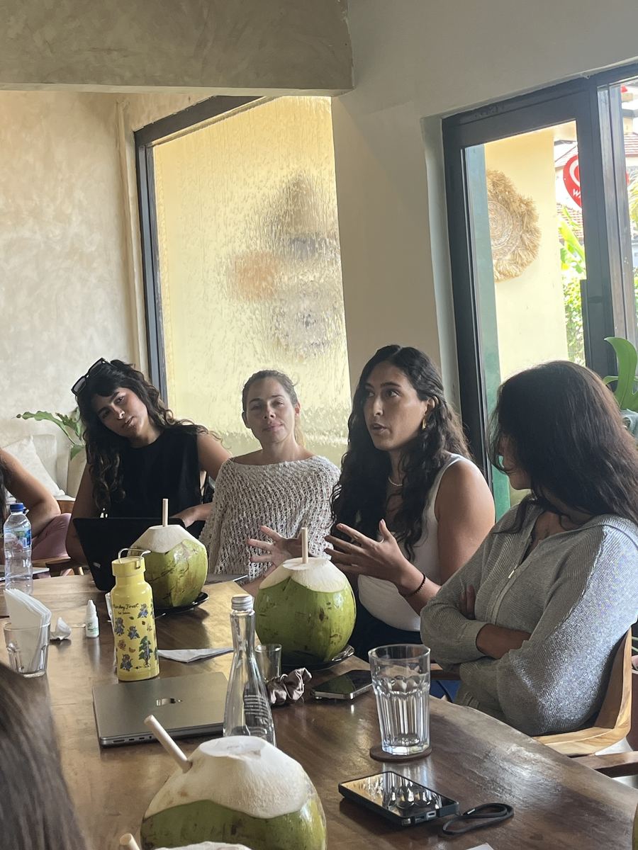 Emprendedoras compartiendo ideas en el encuentro
